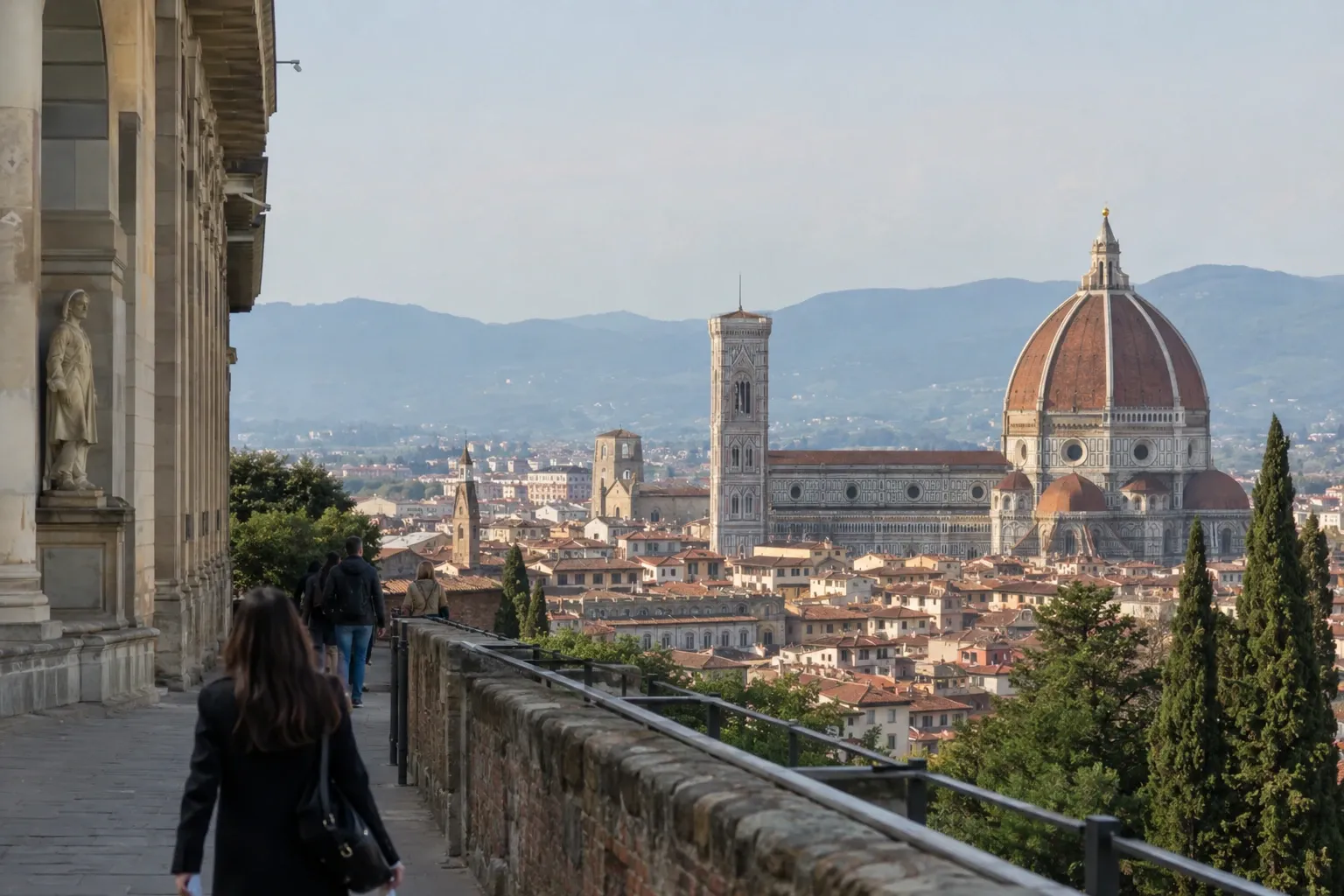 Turisti che camminano verso il Duomo di Firenze vista panoramica dalla terrazza alta