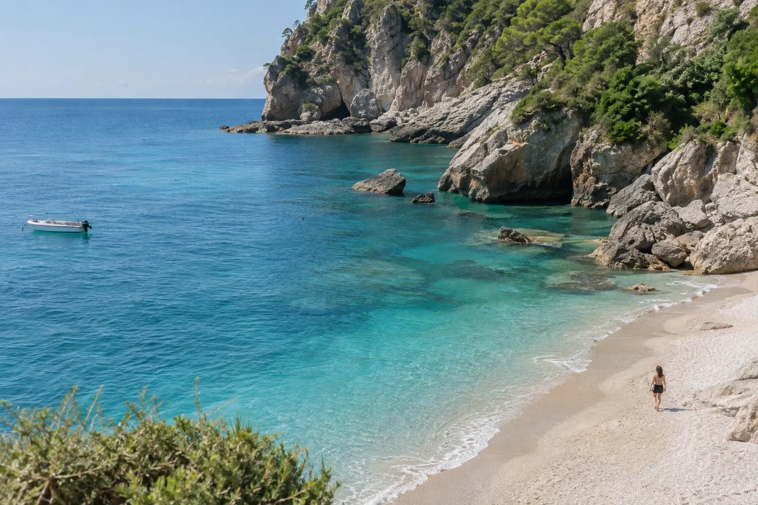 Spiaggia di ciottoli, mare turchese, scogliera rocciosa e una persona che cammina